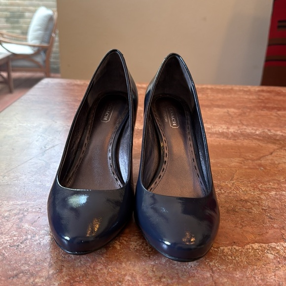 Coach Sherri Navy Blue Patent Leather High Block Heel Pumps - Sz 8B EUC - Picture 2 of 7